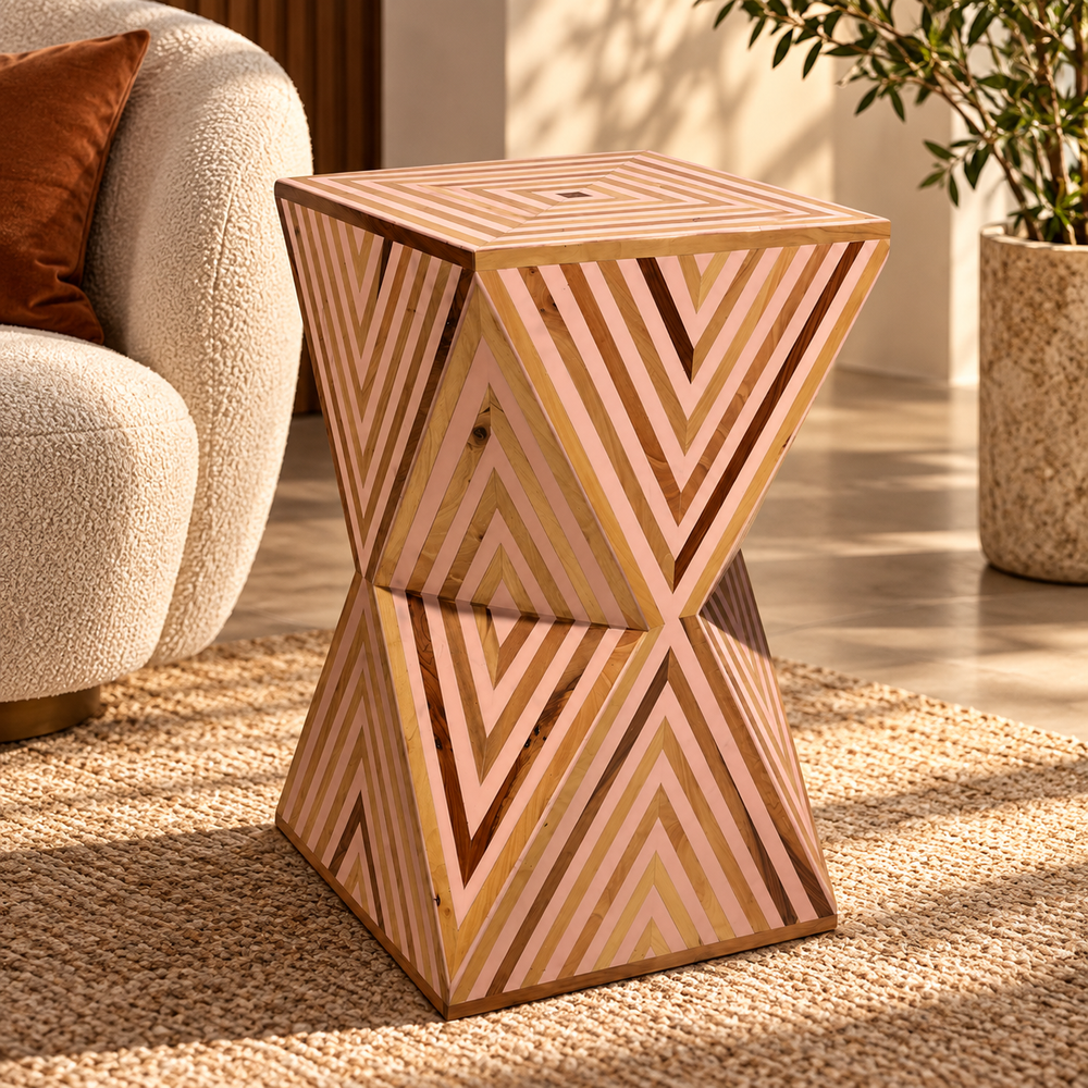 Table d'appoint « Sablier » en bois marqueté à motifs chevrons – Rose poudré et bois naturel