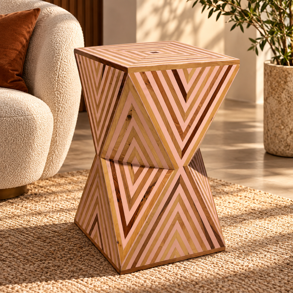 Table d'appoint « Sablier » en bois marqueté à motifs chevrons – Rose poudré et bois naturel