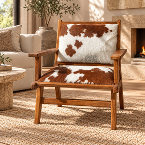 Fauteuil lounge « Sierra » en teck et peau de vache marron et blanc – Accoudoirs plats
