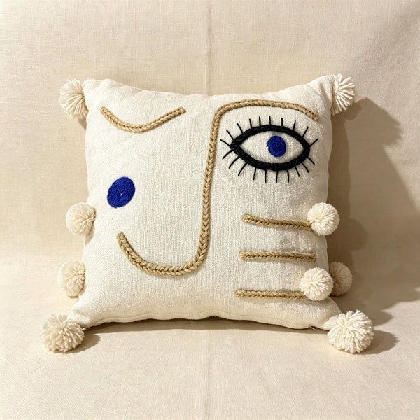 Coussin décoratif écru avec visage abstrait en jute