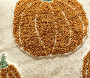 Coussin décoratif brodé citrouilles