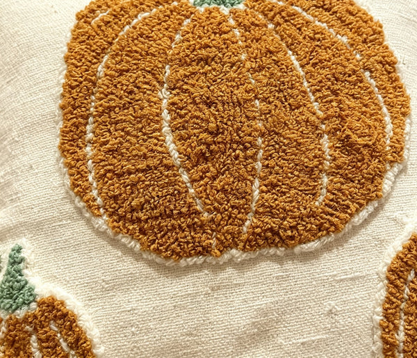 Coussin décoratif brodé citrouilles