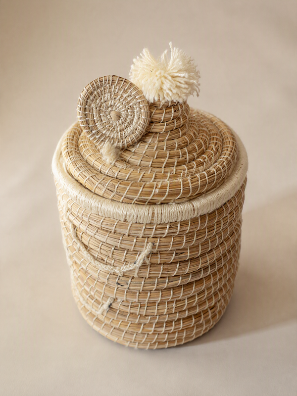 Panier de rangement tressé fait main avec couvercle et pompon
