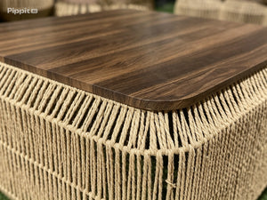 Table basse carrée plateau bois et base à franges de corde tressée