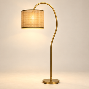 Lampadaire arqué « Aurore » – Pied noir, tige dorée et abat-jour en bambou