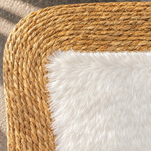 Tapis rectangulaire « Nuage » en fibre naturelle tressée et fourrure synthétique blanche – Bordure en jonc