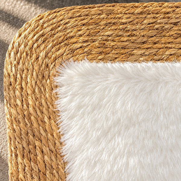 Tapis rectangulaire « Nuage » en fibre naturelle tressée et fourrure synthétique blanche – Bordure en jonc