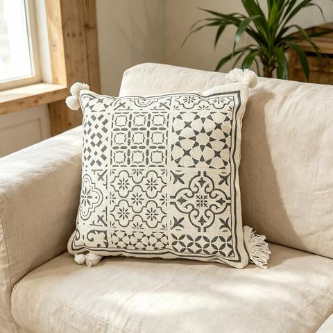 Coussin décoratif crème à motifs géométriques et floraux gris