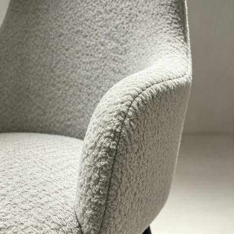 Fauteuil contemporain gris clair en tissu bouclé