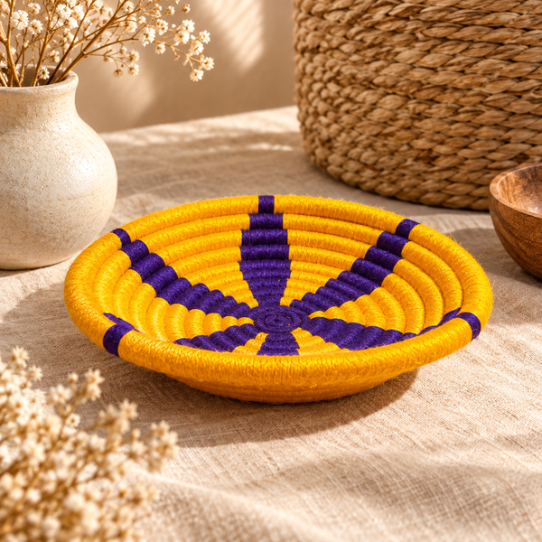 Panier de rangement rond tressé main – Fil jaune et violet, motif graphique en spirale