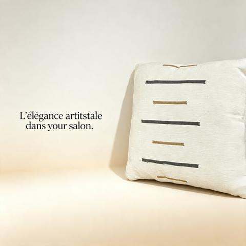 Coussin écru à tirets horizontaux gris et beige – 45 × 45 cm