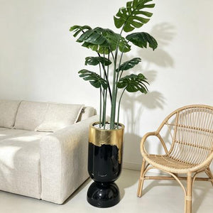 Monstera deliciosa artificiel en pot noir brillant – Liseré doré & galets blancs