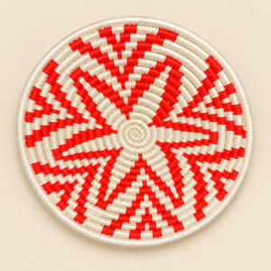 Panier de rangement rond tressé main – Fil écru et rouge, motif damier graphique en spirale