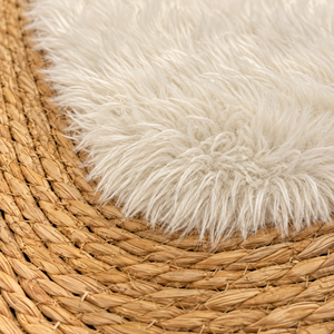 Tapis rectangulaire « Nuage » en fibre naturelle tressée et fourrure synthétique blanche – Bordure en jonc, format vertical