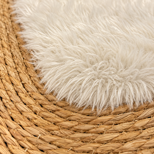 Tapis rectangulaire « Nuage » en fibre naturelle tressée et fourrure synthétique blanche – Bordure en jonc, format vertical