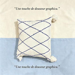 Coussin décoratif écru à motif losanges bleu roi