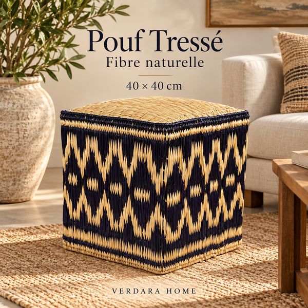 Pouf cube « Losanges » en fibre naturelle tressée – Motifs bleu nuit et paille dorée