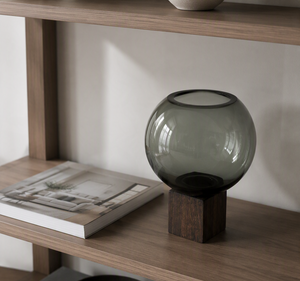 Élégance fumée — vase en verre et bois