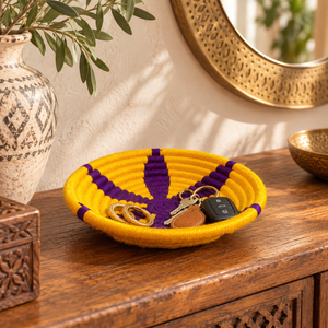 Panier de rangement rond tressé main – Fil jaune et violet, motif graphique en spirale