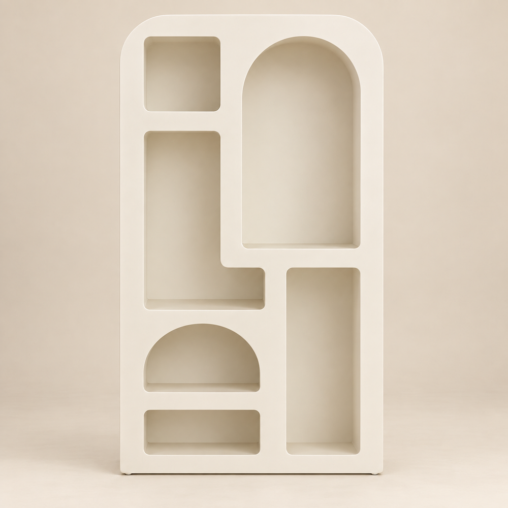 Bibliothèque sculpturale à niches – Étagère design blanc crème aux formes arrondies et arches