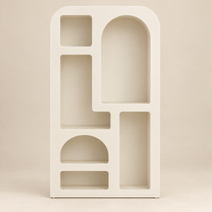 Bibliothèque sculpturale à niches – Étagère design blanc crème aux formes arrondies et arches