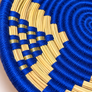 Panier de rangement rond tressé main – Fibres naturelles, fil bleu roi et touches dorées