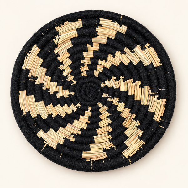 Panier de rangement rond tressé main – Fibres naturelles et fil noir, motif graphique en spirale