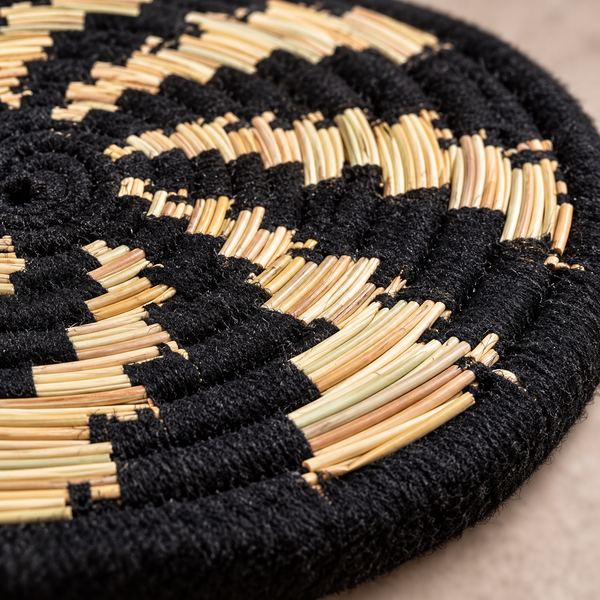 Panier de rangement rond tressé main – Fibres naturelles et fil noir, motif graphique en spirale
