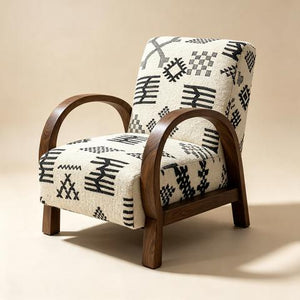 Fauteuil bohème en tissu écru à motifs géométriques et bois foncé