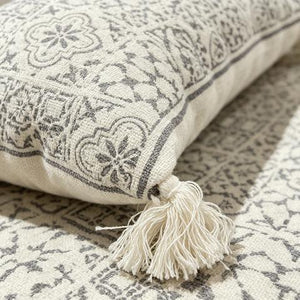 Coussin rectangulaire écru à motifs géométriques gris