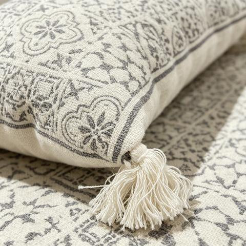 Coussin rectangulaire écru à motifs géométriques gris