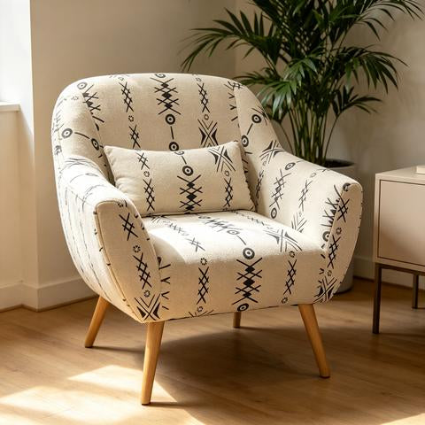 Fauteuil beige à motifs tribaux avec pieds en bois
