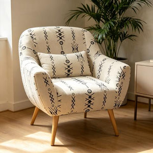 Fauteuil beige à motifs tribaux avec pieds en bois