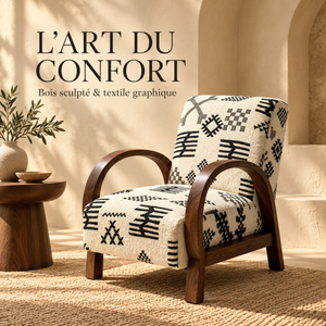 Fauteuil bohème en tissu écru à motifs géométriques et bois foncé