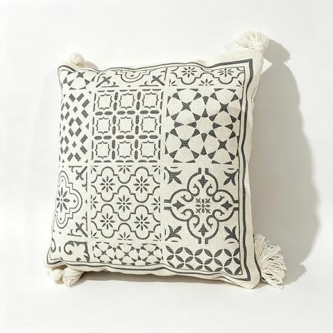 Coussin décoratif crème à motifs géométriques et floraux gris