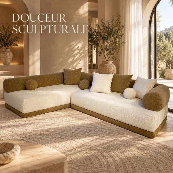 Canapé d'angle bas en bouclette – Assise crème, dossiers boudins et socle vert olive
