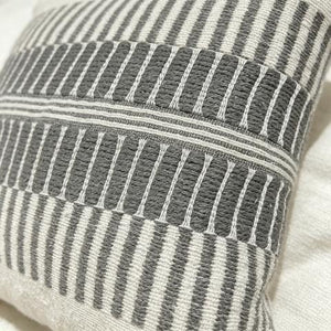 Coussin décoratif écru à motifs géométriques anthracite