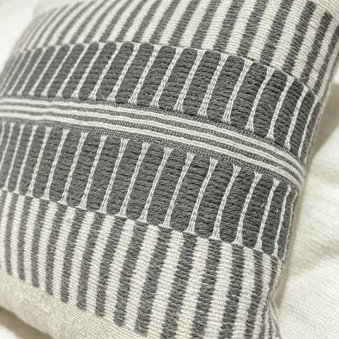 Coussin décoratif écru à motifs géométriques anthracite