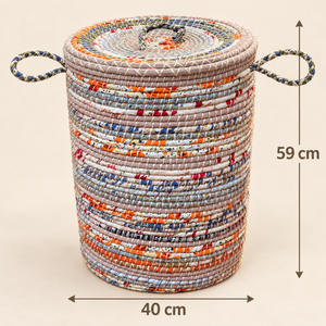 Panier à linge avec couvercle en fibres tressées et tissus recyclés, style bohème coloré