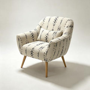 Fauteuil beige à motifs tribaux avec pieds en bois