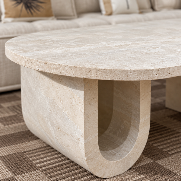 Table basse « Travertin » asymétrique – Plateau demi-ovale, pieds en U et bloc