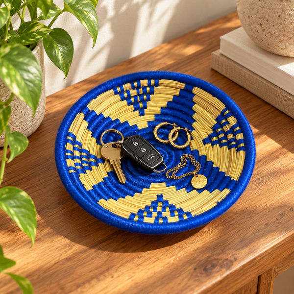 Panier de rangement rond tressé main – Fibres naturelles, fil bleu roi et touches dorées