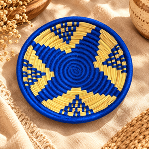 Panier de rangement rond tressé main – Fibres naturelles, fil bleu roi et touches dorées