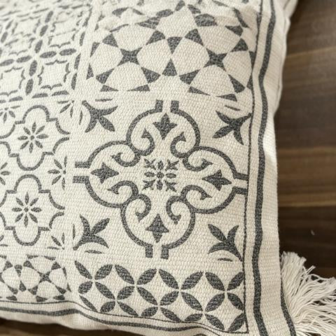 Coussin décoratif crème à motifs géométriques et floraux gris