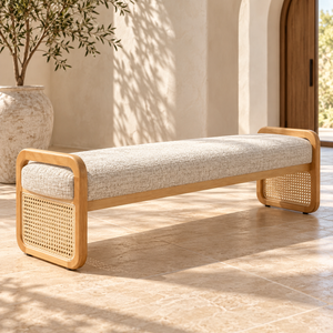 Banc « Canna » en bois clair et cannage – Assise rembourrée en tissu bouclé beige