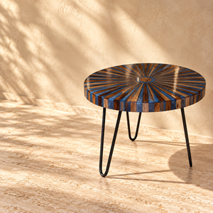 Table basse ronde « Rayons » en bois et résine bleue – Plateau effet soleil, pieds épingle noirs