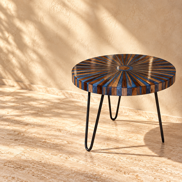 Table basse ronde « Rayons » en bois et résine bleue – Plateau effet soleil, pieds épingle noirs