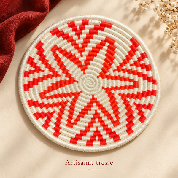 Panier de rangement rond tressé main – Fil écru et rouge, motif damier graphique en spirale