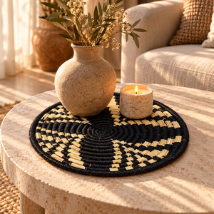 Panier de rangement rond tressé main – Fibres naturelles et fil noir, motif damier en spirale