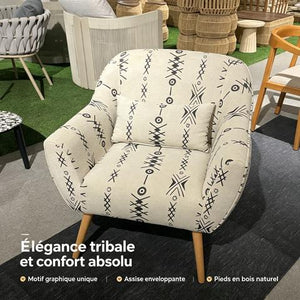Fauteuil beige à motifs tribaux avec pieds en bois